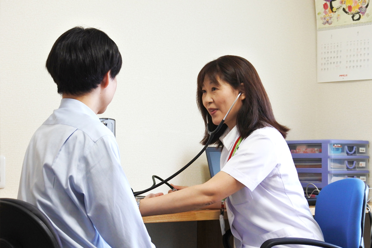 写真:健康管理室で診察する様子