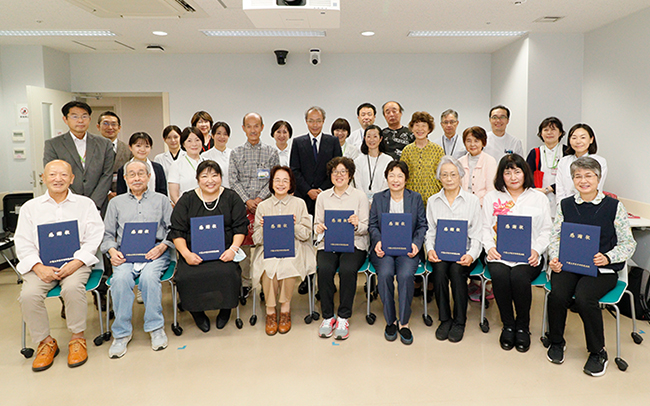写真:感謝状贈呈式の記念撮影