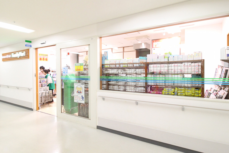 写真:ひがし棟1階のファミリーマート