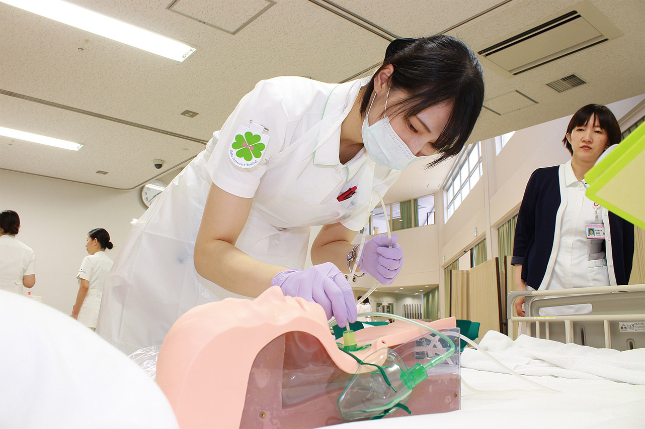 写真:点滴の研修を受ける看護師たち