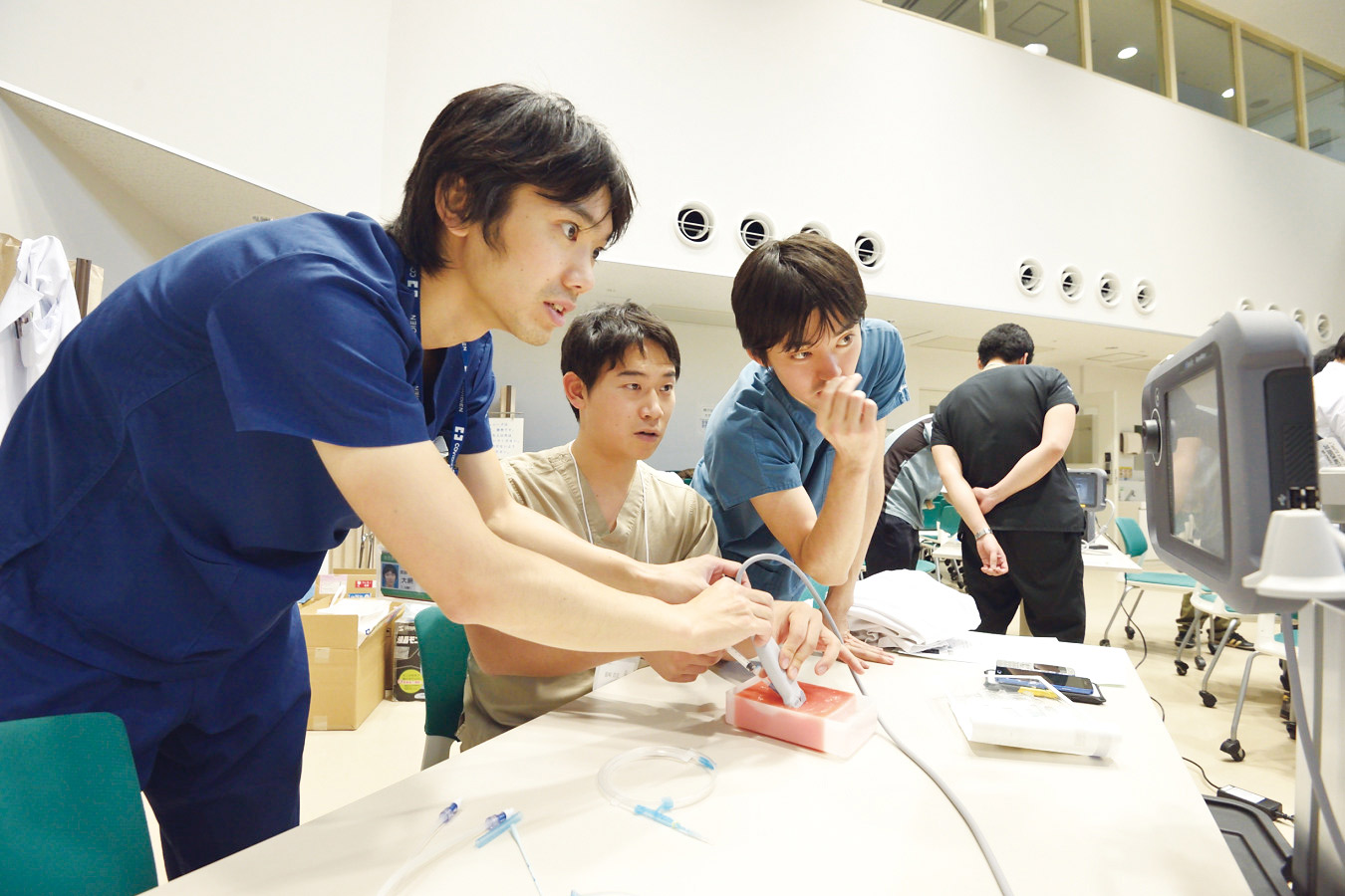 写真:シミュレーターで学習する研修医